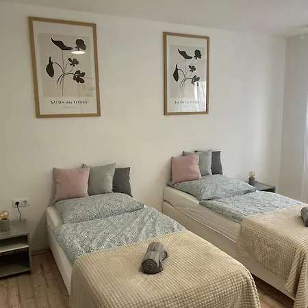 Albglueck 2 Hechingen, 3 Schlafzimmer, 1-7 Personen, Burg 5 Km הכינגן